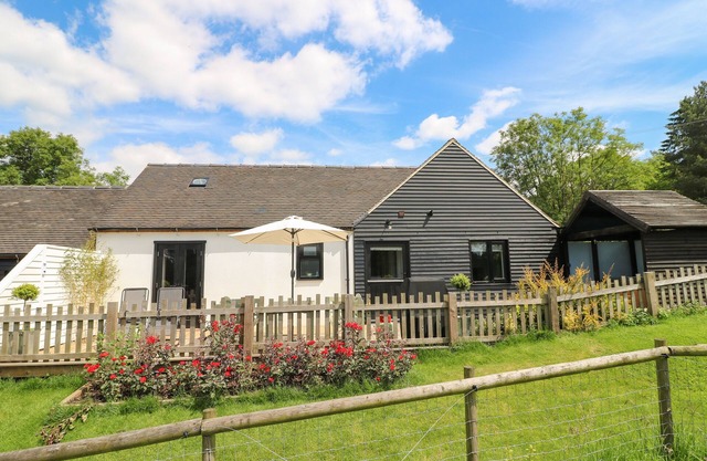 THE COACH HOUSE, BANK TOP FARM, with hot tub in Ashbourne