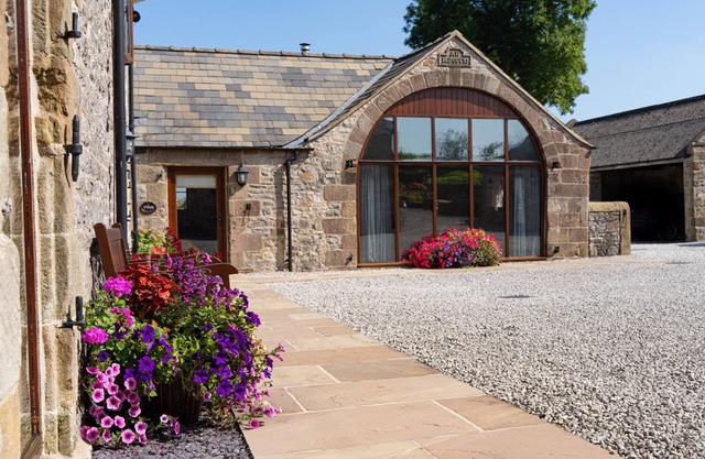 The Coach House -Cottage for two in the Peak District, access to High Peak Trail
