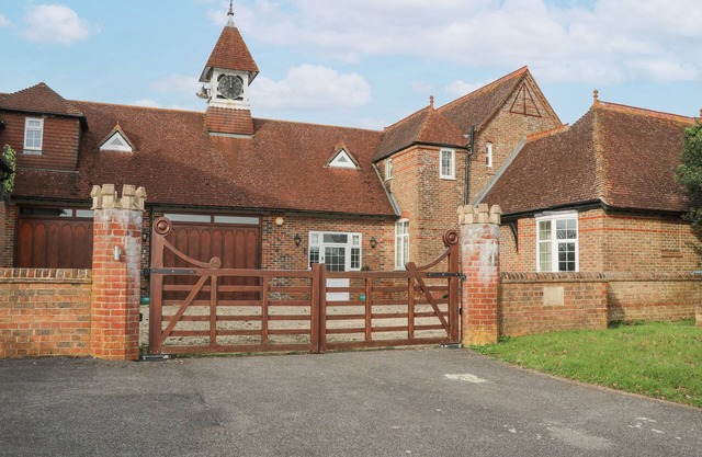 THE COACH HOUSE, pet friendly, character holiday cottage in Bolney