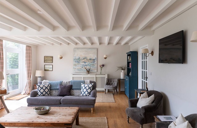 The Coach House, Pentland Hills - Sleeping 6 Guests in 3 Bedrooms, Dog Friendly