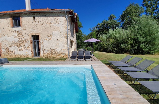 The coach-house of Castle Portos, Airconditioning, own heated swimming pool, 14p