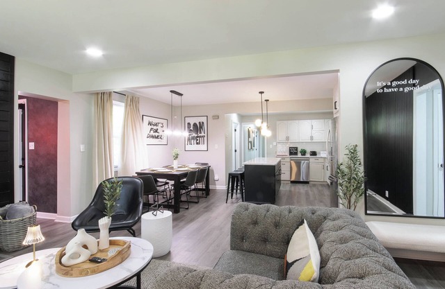 The Cola White House: Sleeps 16 + 4 BDRM w/Smart TV's + Theater + 7 mins to DT