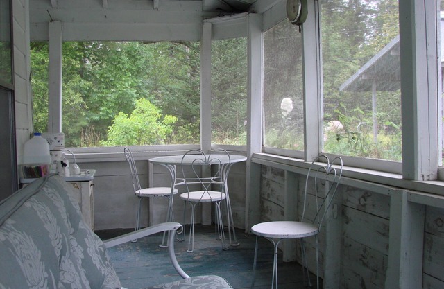 the Corner cottage: Overlooking Hayden Brook, Steps to Lakewood Summer Theater