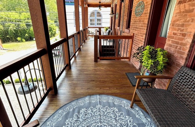 The Corner Sweets, A Spacious 6-bedroom apartment with WiFi, in lovely Bramwell