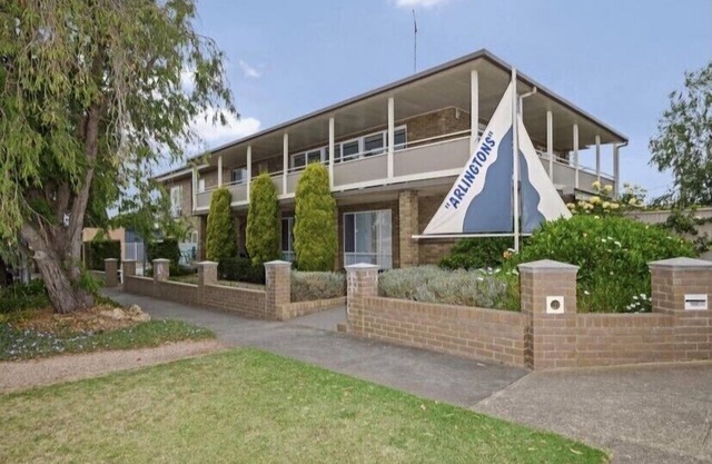 The Cosy Room. A short stroll to the water.