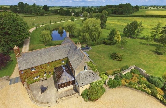The Cotswold Manor Hall, Exclusive Hot Tub, Games Barn, 70 acres of Parkland