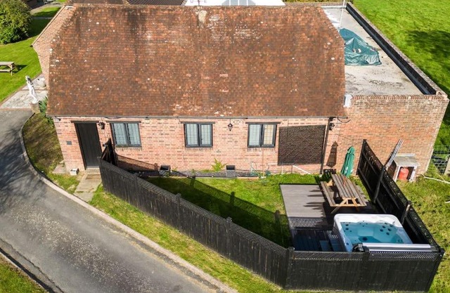 The Cottage at Gildridge + Private Hot tub
