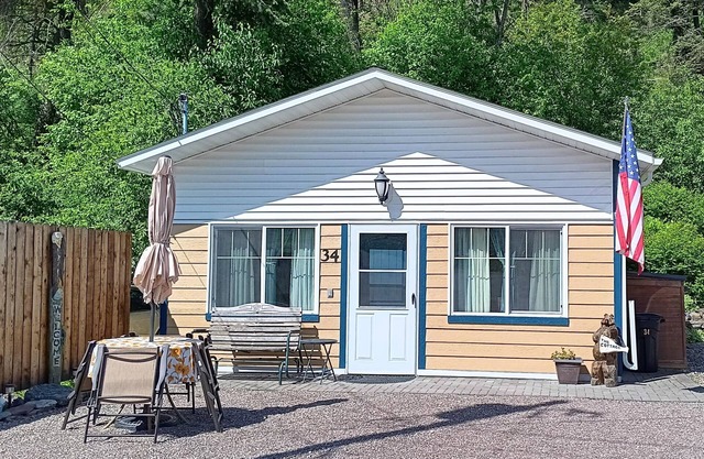 The Cottage Gateway to Glacier Park Walk to Flathead LknMonthly Rates Negotiated