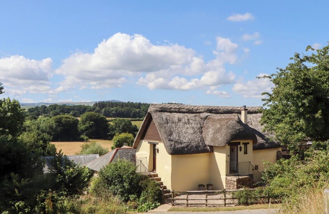 THE COTTAGE, pet friendly, with pool in Sampford Courtenay