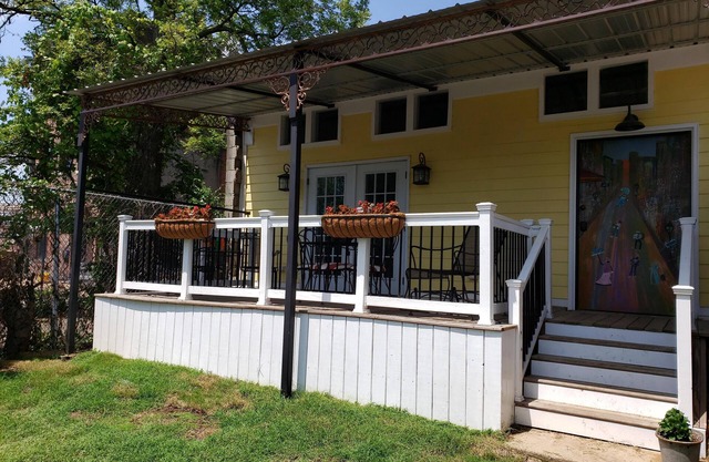 The Cottage in the Historic South Main Arts District, Walk Everywhere Downtown