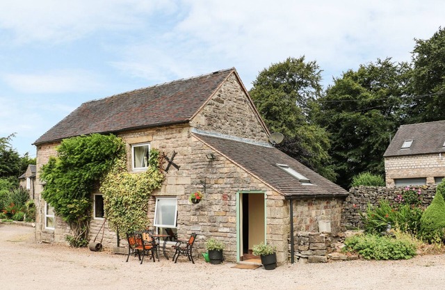 THE COTTAGE, pet friendly, with open fire in Waterhouses
