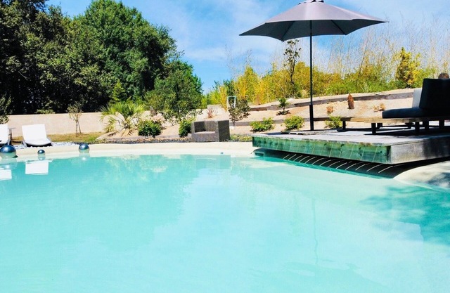 The countryside and well-being in the city with Piscine lagon