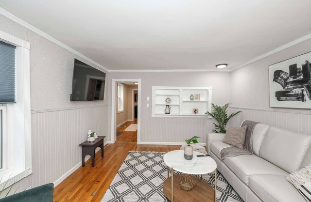 The Covington Cottage – Modern 2 BDR Charmer