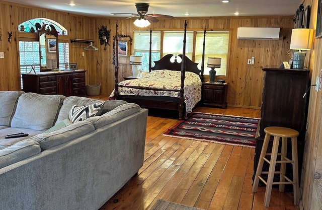 The Cozy Cute Rustic Lodge close to everything. Clean & Spacious- Fire Pit.