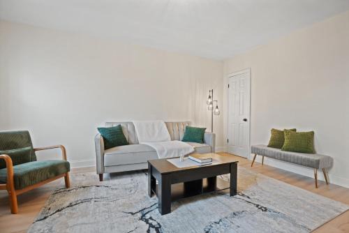 The Cozy District Den Stay