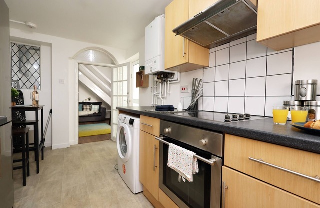 The Cozy Home | 11min Walk to Cardiff Central | Linen + Parking Provided |