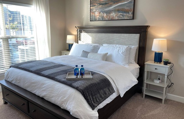 The Cozy Queen's Flat | No Steps | Washer/Dryer!