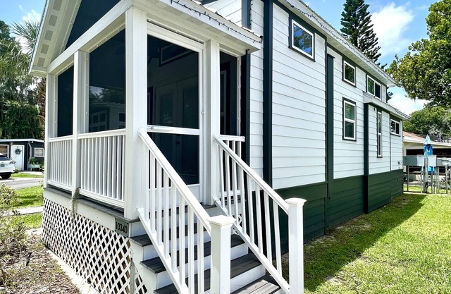 The Cypress House - Lakeside Tiny Home Near Orlando