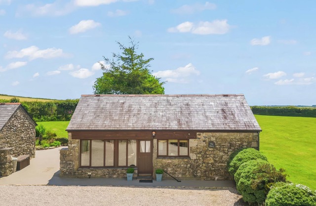 THE DAIRY, pet friendly, character holiday cottage in St Neot
