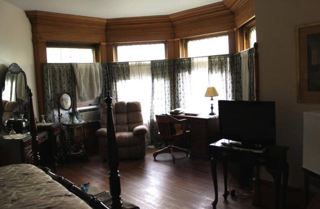 The Decker at Victorian Charm Inn