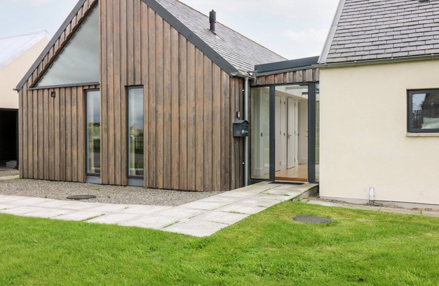 THE DEN, pet friendly, with open fire in Westhill