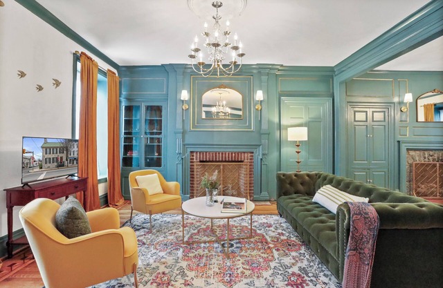 The Doctor’s House: 4BR, Historic Elegance & Downtown Adventure - Sleeps 9!