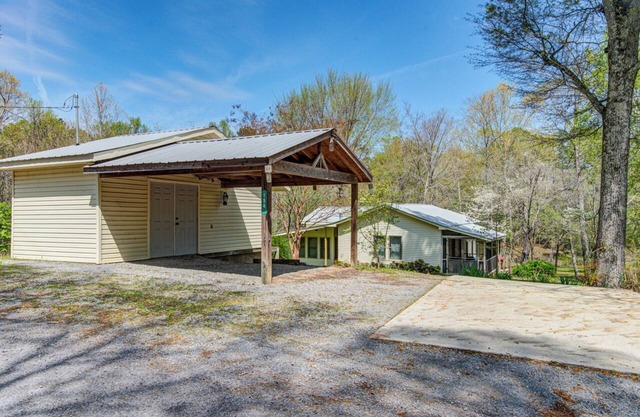 The Dogwood Cottage on Lake Guntersville