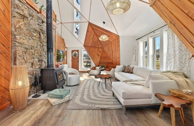 The Dome Home - 1/2 mi to Beaver Lake - Geodesic