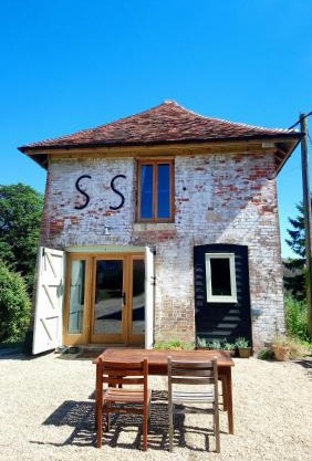 The Dovecote - unique self-contained 1bed renovated barn