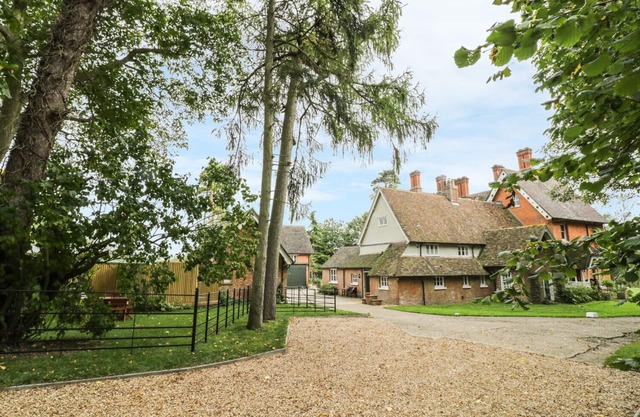 THE DOWER HOUSE, family friendly, with open fire in Sharnbrook