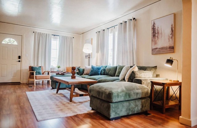 The Downtown Haus | Walking Distance to DT KFalls