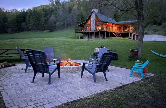 The Driftless Escape! Modern, large cabin/57 private acres in WI drift less area