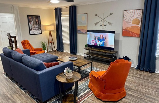 The Drover House by USAO in Chickasha, Fenced Yard, King Bed, Smart TV, High Speed WIFI & Covered Parking