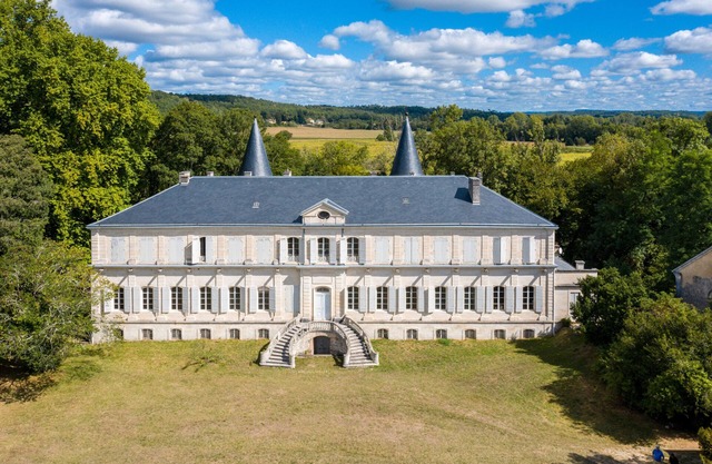 The East Wing – Historic Elegance and Modern Comfort at Château de Mayac with Shared Pool