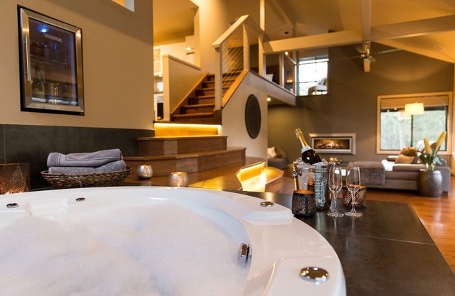 The Edge Villa - Private luxury 1 bedroom open plan spa villa with fireplace.