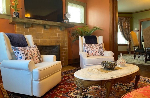 "The Edmond" an 1887 Arts & Crafts gem! - 1 King - 1 Queen