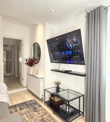 'The Elegant Comfort' - A Stunning Luxury 2-Bed Flat with Private Garden & Patio - Free Parking