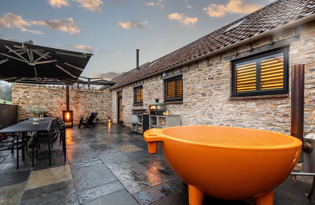 The Elegant Dairy - One Bedroom House, Sleeps 2
