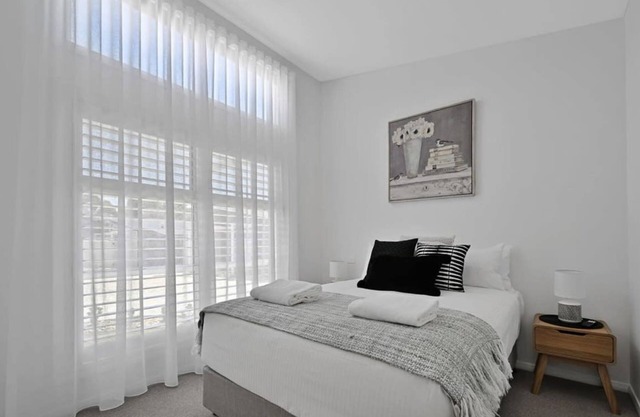 The Elm Apartments - The Black & White Room