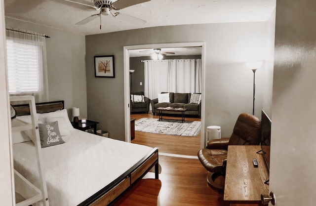 The Empty Nest is Sweet Private Suite, 15 minutes to everything.