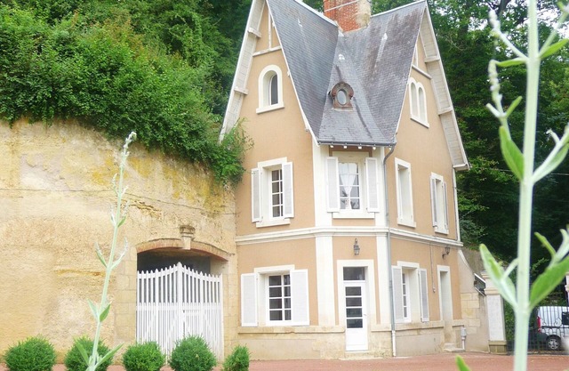 The Fairy House chic & charm.Close to Loire Chateaux Amboise. Swimming Pool