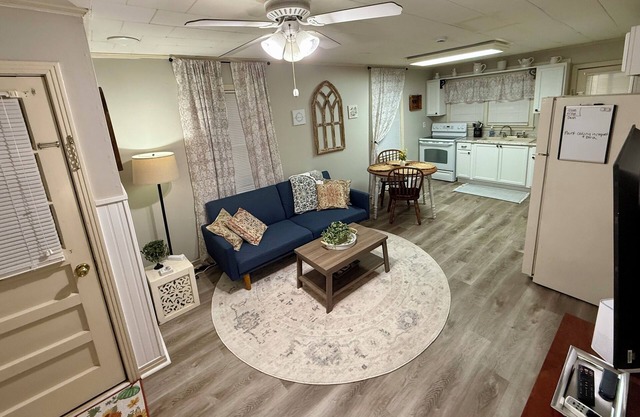 The Farm Cottage ~ Newly Renovated Charming farmhouse nestled in TN landscape