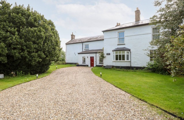 THE FARMHOUSE, family friendly, with hot tub in North Walsham