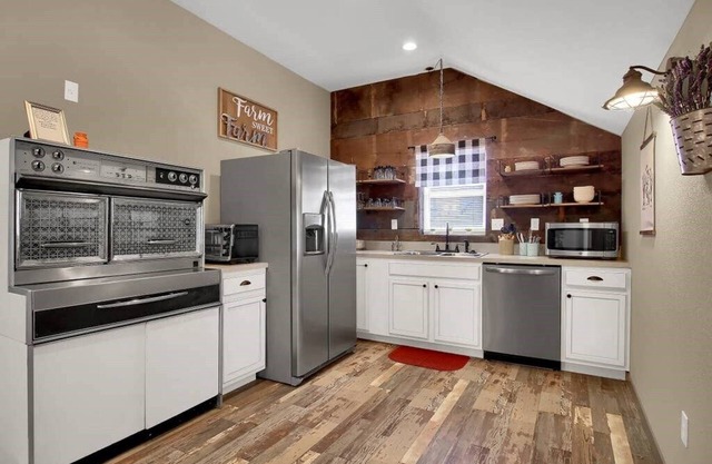 The Farmhouse Inn: 3 bed, 3.5 whole house rental