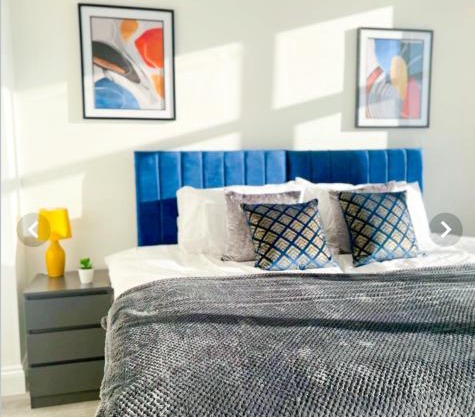 The Felix Apartments - 3 Bedrooms - FREE Parking - Close to train station