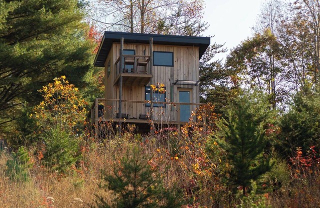 The Fern Tiny Cabin with WiFi and Private Trails