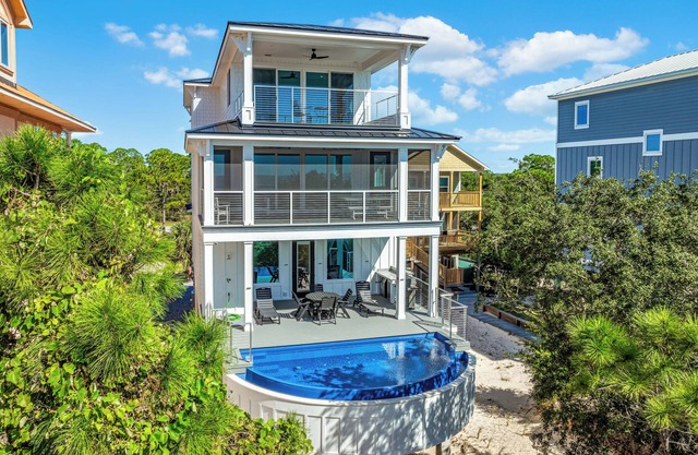 The Florida House in Indian Pass, Beach Front with Infinity Private Pool
