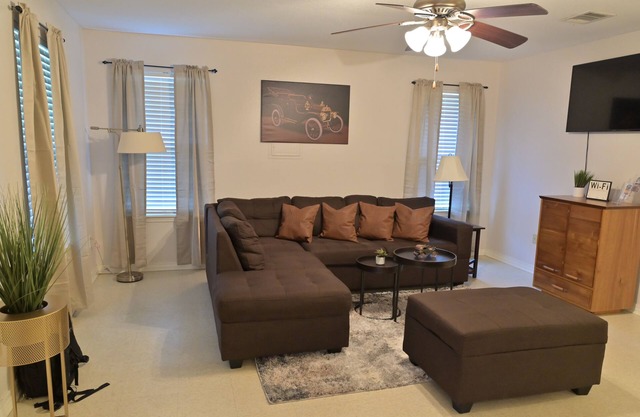 The Ford Manor- Perfect for Extended Stays