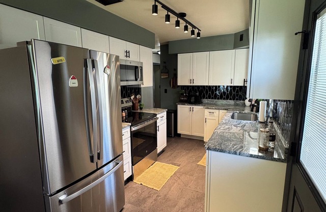The Garden House - Renovated 2BR - Walk to LLWS