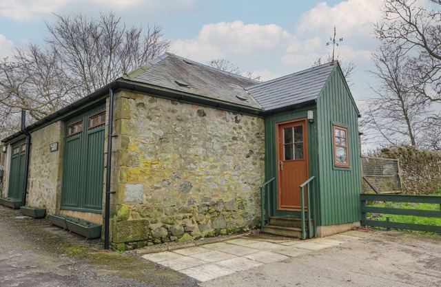 THE GARDEN HOUSE, pet friendly, with a garden in Chirnside